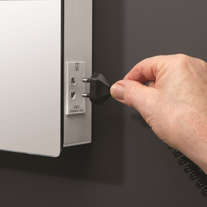 gl10060-shaver-detail-hand_w635_h476