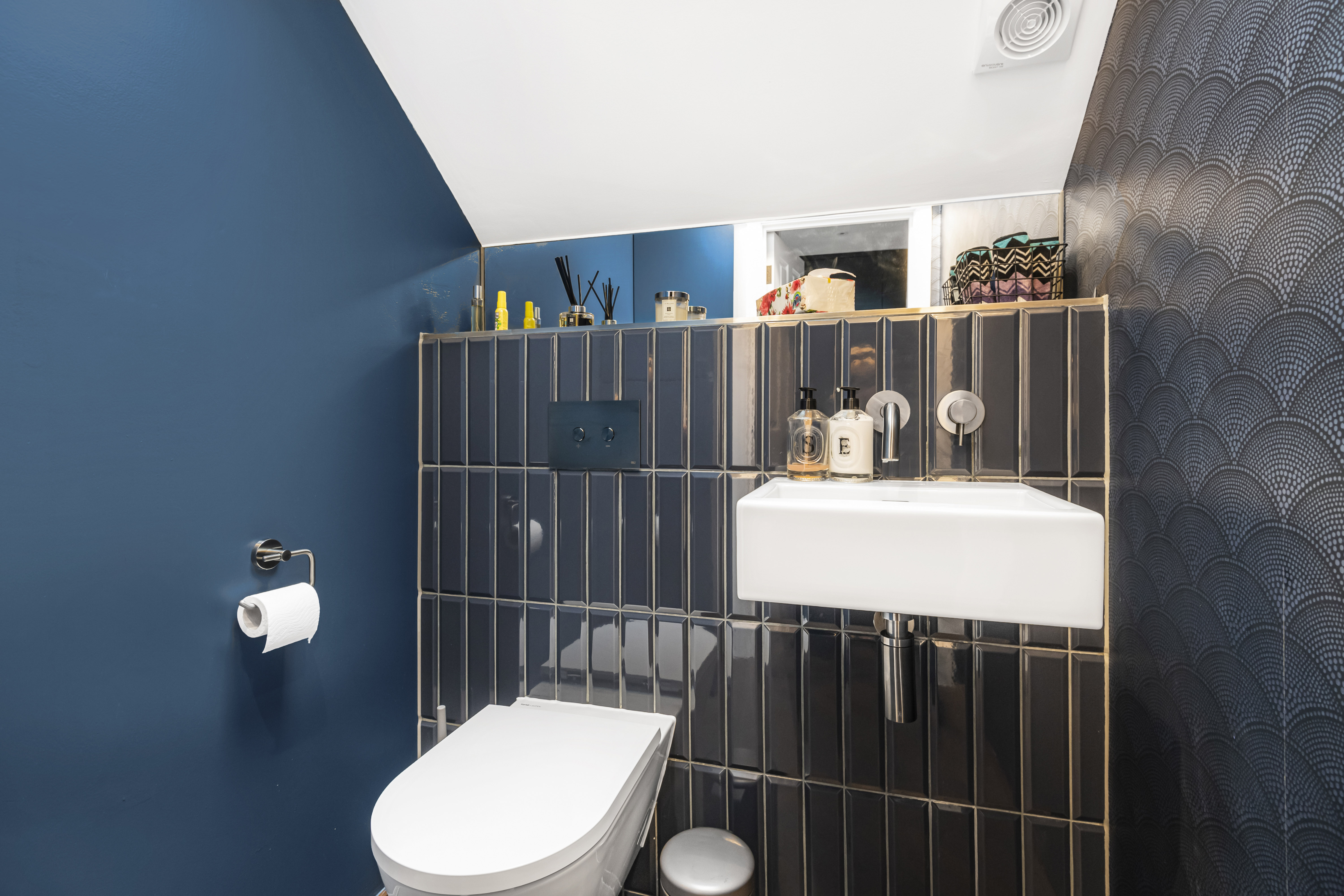 Contemporary Cloakroom Project in North West London
