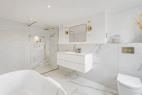 360° View - Majestic Marble Family Bathroom 