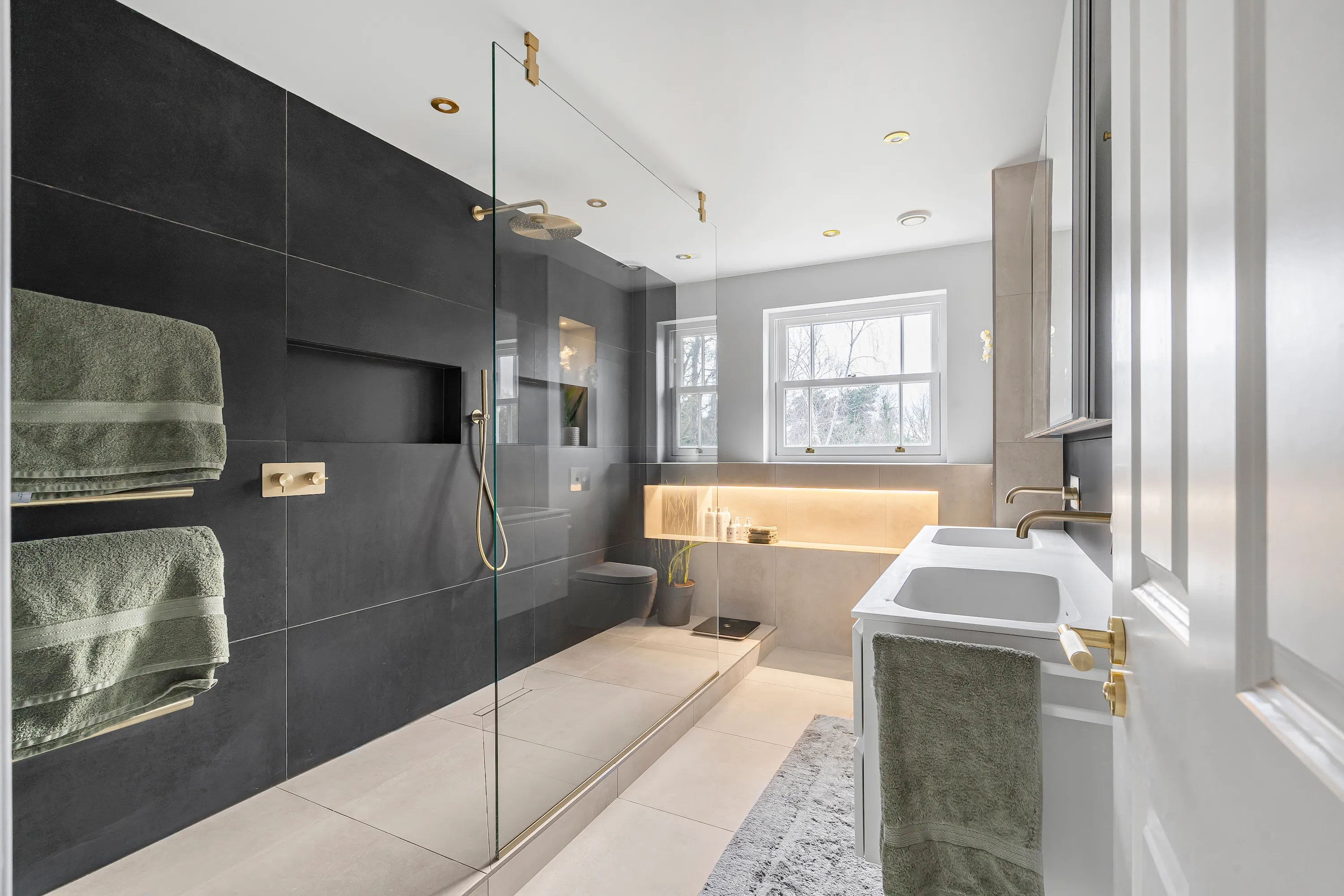 360° View - A Stylish High-End Master Ensuite