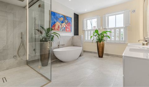 360° View - A Sleek Spa Retreat with Bespoke Steam Enclosure