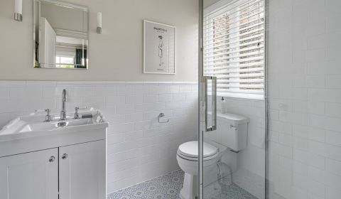 360° View - Guest Shower Room: A Minimalist Motif in White