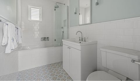 360° View - Timeless Kids Bathroom: White and Berlin Motif